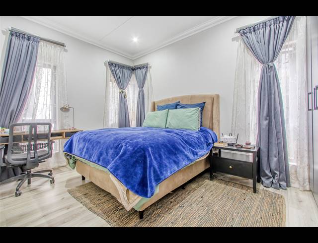 2 BEDROOM APARTMENT FOR SALE IN BRYANSTON